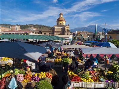 Ecuador, Otavalo, groente- en fruitmarkt