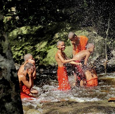Monniken in het water, Cambodja