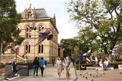 North Terrace, Adelaide (Bron: South Australian Tourism Commission)