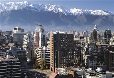 Skyline van de hoofdstad Santiago met op de achtergrond de Andes